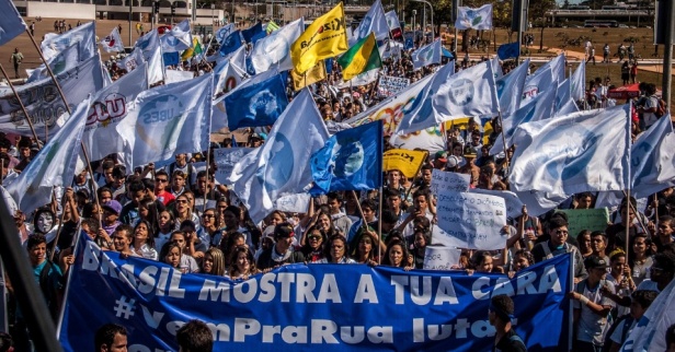 27jun2013-estudantes-realizam-manifestacao-na-esplanada-dos-ministerios-em-brasilia-df-nesta-quinta-feira-27-para-cumprir-a-meta-de-investimento-de-10-do-pib-em-educacao-prevista-no-pn